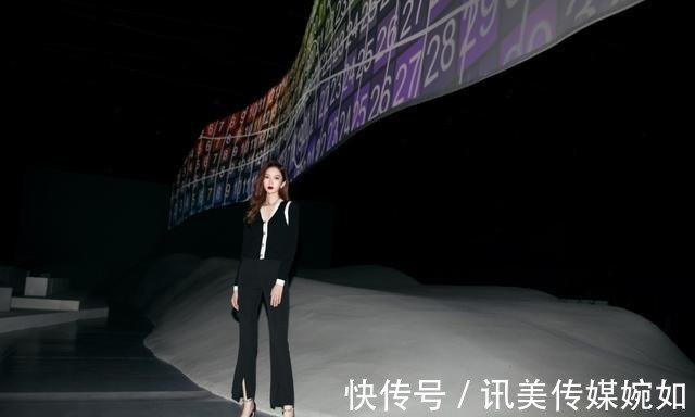 刘令姿|都说刘令姿是“超模身材”,穿针织衫配长裤比例惊艳,优雅又干练