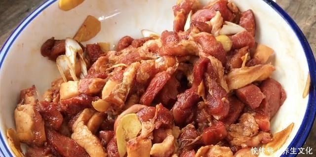 炸酥肉到底是用面粉还是淀粉,很多人都做错了,教你正确的做法!