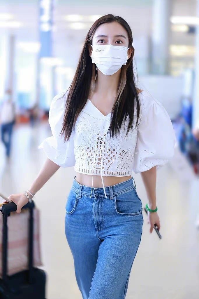 何超莲的长腿真长脸，穿牛仔衬衫配紧身牛仔裤高挑纤瘦，青春活力