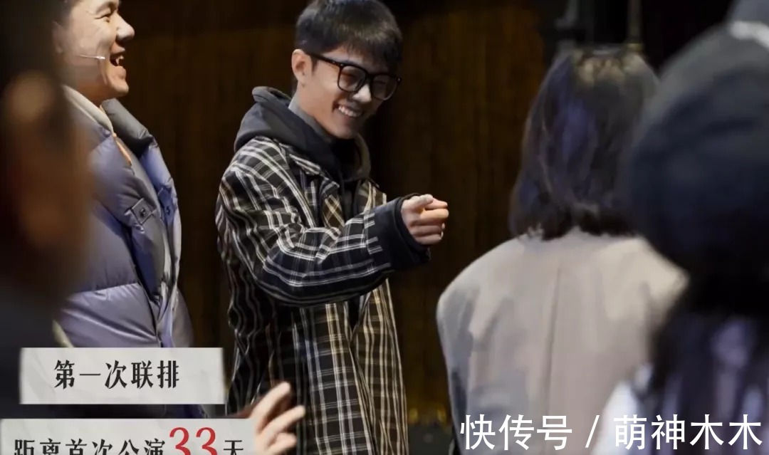 肖战|《如梦之梦》排练花絮曝光,肖战热心为同事拍背,认真学抱娃姿势