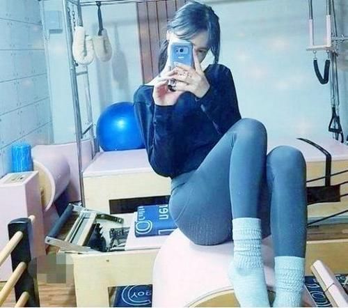穿搭|美女穿搭：气质满分的紧身打底裤小姐姐，简约而不简单