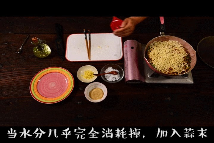 天天妈妈怎样做焖面营养美味，一人一大碗都不够