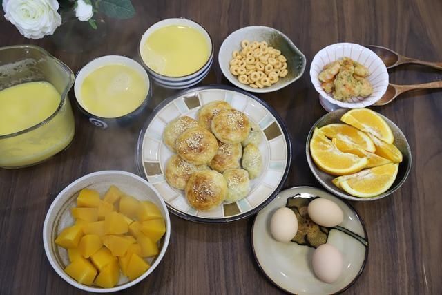 七点钟做好小学生的早餐,营养齐全味道好,邻居:还缺孩子吗?