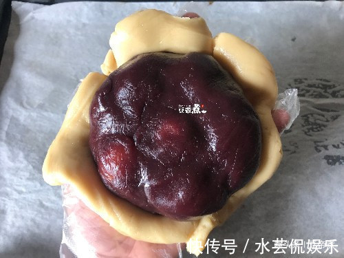 低筋面粉|一斤多重的月饼有六个蛋黄，没等回油，就被抢走吃掉，有那么馋吗