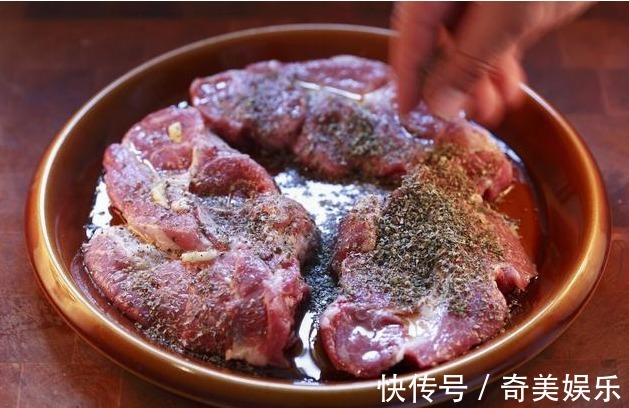 老年人|人越老越要管住嘴！中老年人少吃这4样食物，可为健康助力