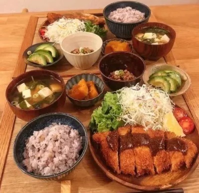 单亲妈妈|日本单亲妈妈晒母女俩晚餐,一人一盘分餐合理,网友:真的好健康