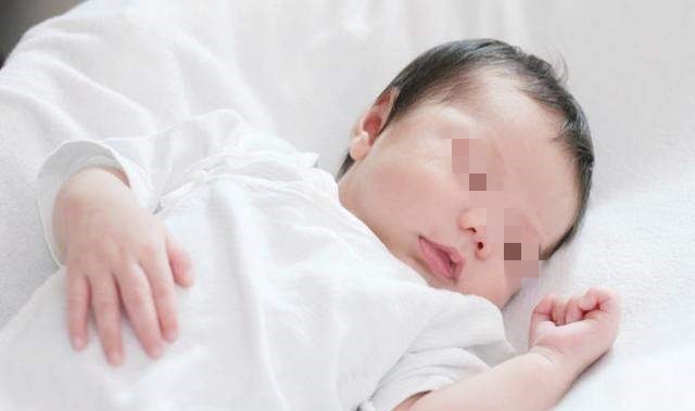 孩子|为什么孩子睡着后,会摆出“投降”的姿势?原因其实很简单