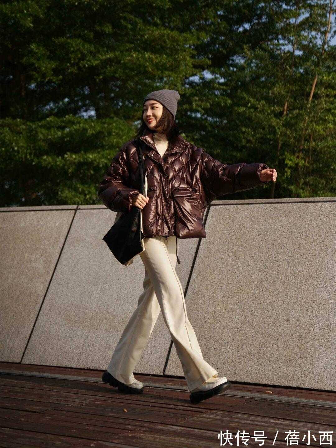 穿搭 羽绒服怎样搭配才时髦?内搭毛衣,下搭阔腿裤、牛仔裤简约高级