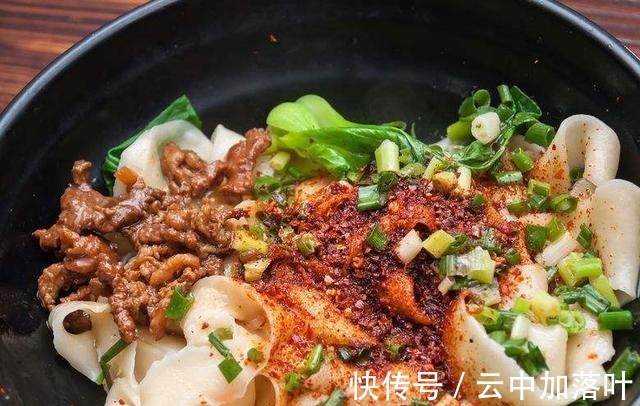 陕西正宗油泼面的做法，掌握这几点，做出来就特别好吃！