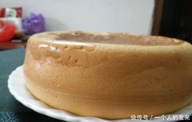 电饭煲蛋糕 起的非常高,材料只需4样 可香了松软好吃