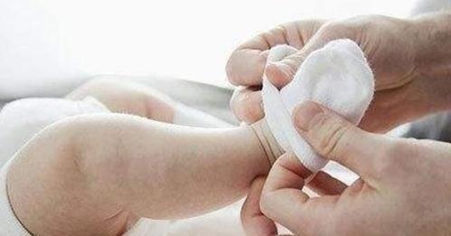 宝妈|宝宝冷不冷，宝妈不要凭直觉，这2个部位凉才说明宝宝真的冷