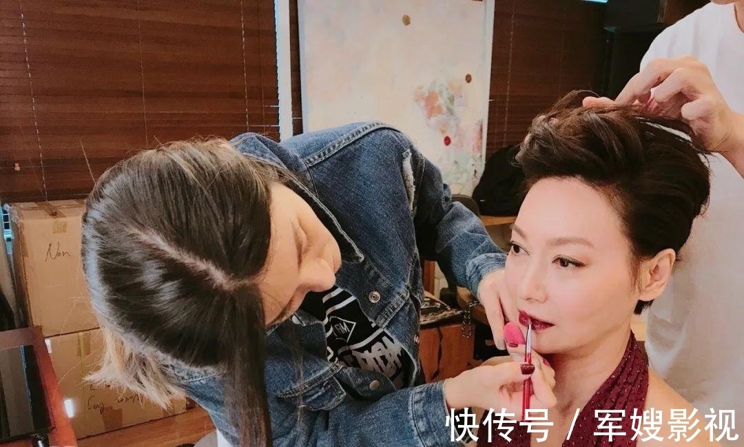 61歲惠英紅現身綜藝《大灣仔之夜》,14年后與陳小春再續母子緣