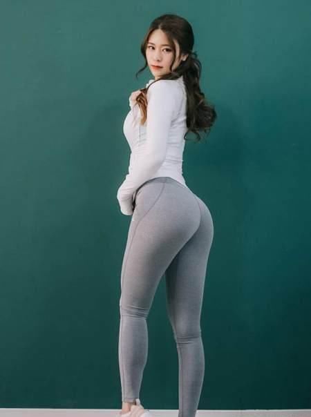 打底裤展现青春色彩，穿出时尚自然美，轻盈飘逸