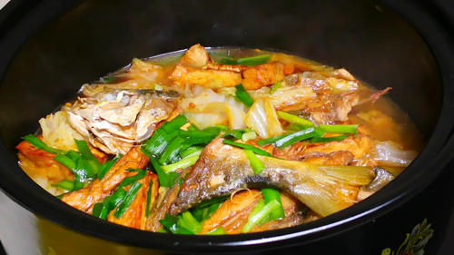 冷天我就爱做这鱼,刺少肉嫩营养高,热热乎乎炖一锅,冬天吃最香