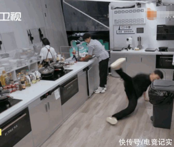 廚房|《中餐廳》廚房房頂坍塌后，龔俊因地滑摔倒，安全隱患令人擔憂