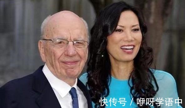 露背礼服 邓文迪罕见换发型,烫微卷发好显年轻,配“露背礼服”哪像52岁!