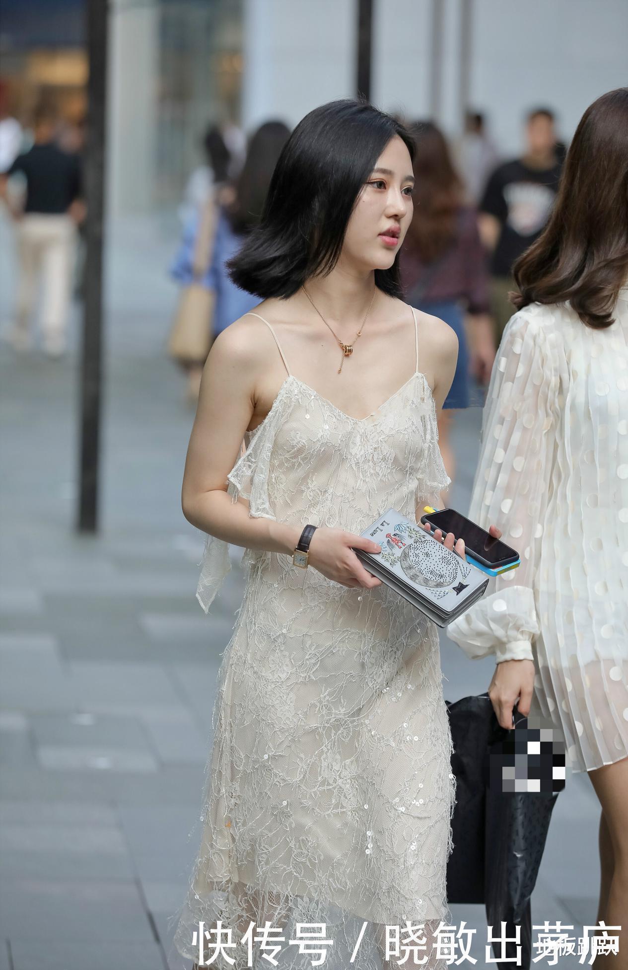 时尚女孩 年轻的时尚女孩，整体穿搭风格也是“清新”靓丽