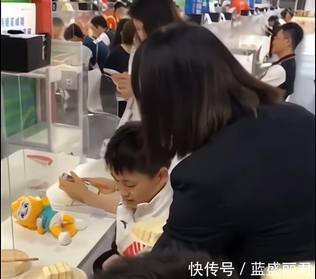 全运会|全红婵获赠蛋糕乐开花!红姐连声说谢谢,队医随后举动令红姐生气!