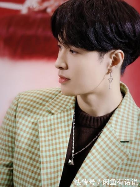爱豆们|现在的男爱豆真拼，抹口红挂耳环不算啥，穿“开叉裙”才叫真厉害