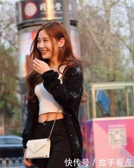 街拍小美女气质高雅,身穿一件连衣裙,简洁大方又不失美感与优雅