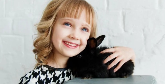 孩子|4个老人抢着带孩子,互不相让,逼疯夫妇俩我生3个每人一个吧