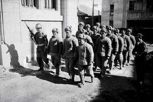 不忍|此师政委本可独自突围,却不忍遗弃三百伤兵,击毙战马后不幸被俘