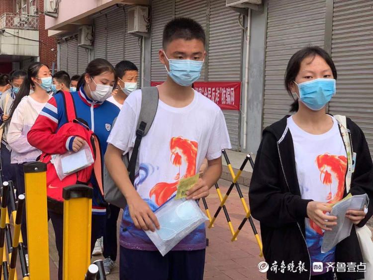 考生|用心了！考生身着“马到成功”“鲤鱼跃龙门”T恤入场考试