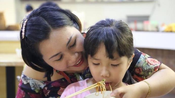 一日三餐|孩子1岁后，家长要避免4个错误行为，以免耽误孩子长高，别不懂