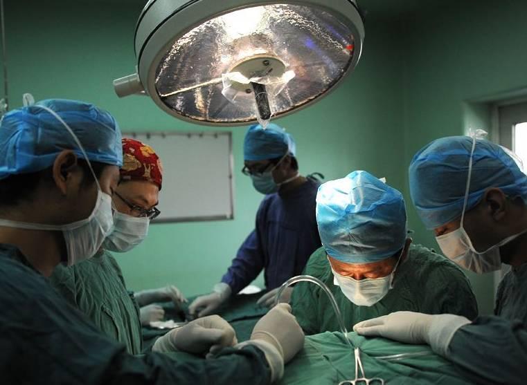 吓坏|男童胸部一碰就痛,检查结果把父母吓坏,回到家顺手就把保姆给辞退了