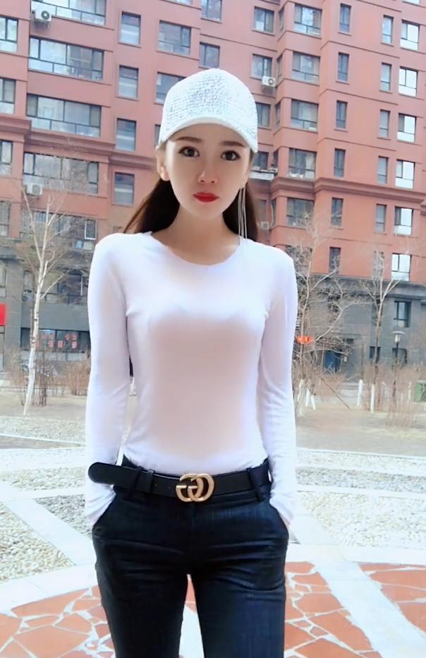 美女 白T恤塑造“腰身比例”，能使女人魅力十足!