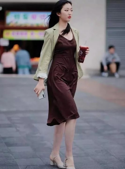 街拍:掩映生姿的小姐姐,身穿连衣裙外搭外套,尽显时尚好身姿