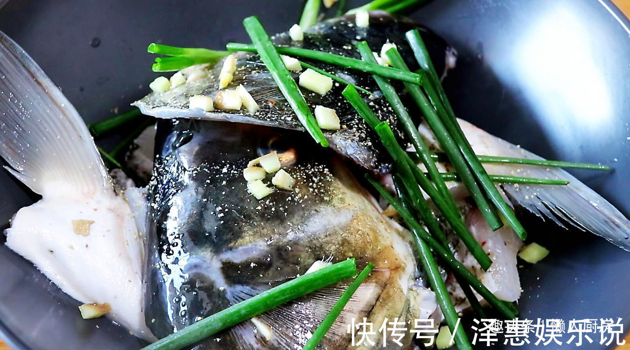 这是豆腐鱼头的快手做法,豆腐不油煎,鱼头不红烧,蒸一下就好了