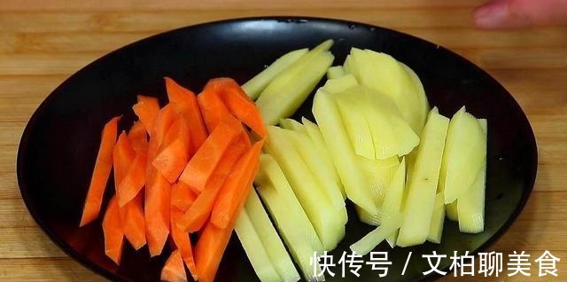 干辣椒|面条别再煮着吃,教你一个新吃法,比大鱼大肉过瘾,一锅不够吃