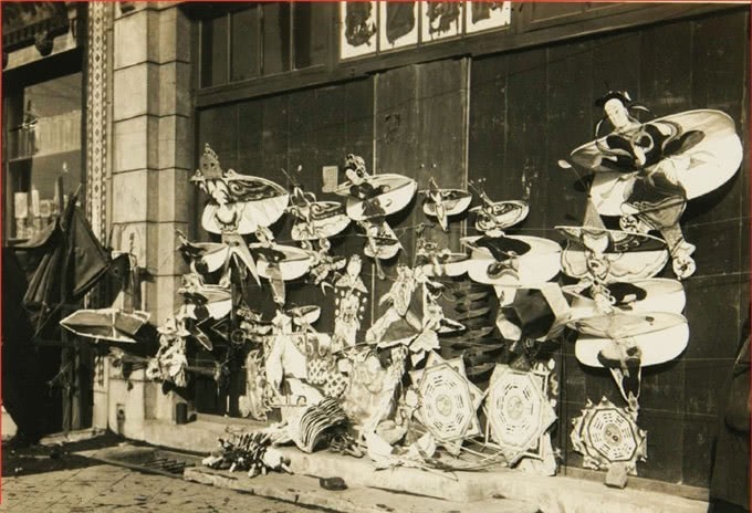 伪满|伪满时期的奉天,盛京老街还有牌楼,市政公署门口有俩伪军站岗