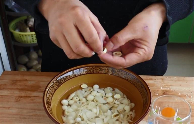 百合|教你在家熬银耳莲子粥,清热去火,做法简单,熬一大锅不够喝