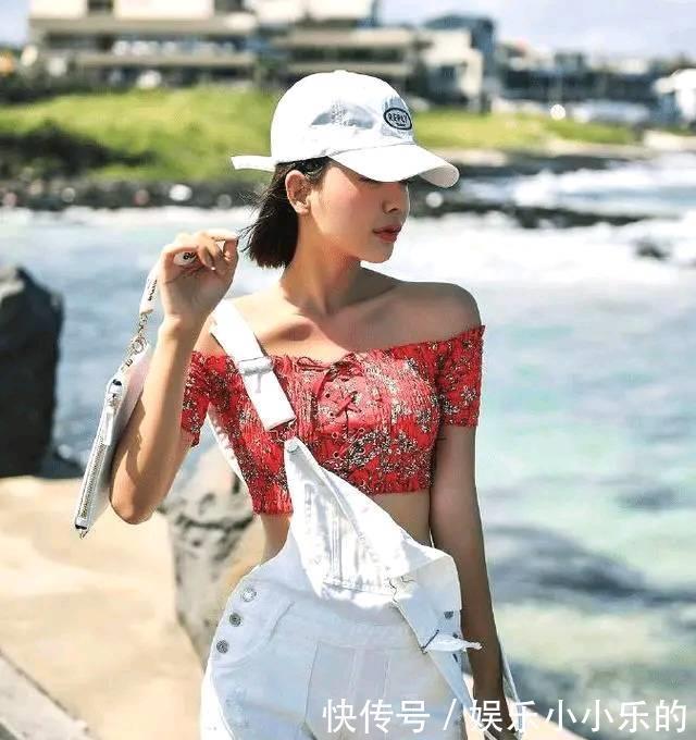 美女 白牛仔吊带美女，是个非常仙女的人，这样的穿搭很适合完美身材