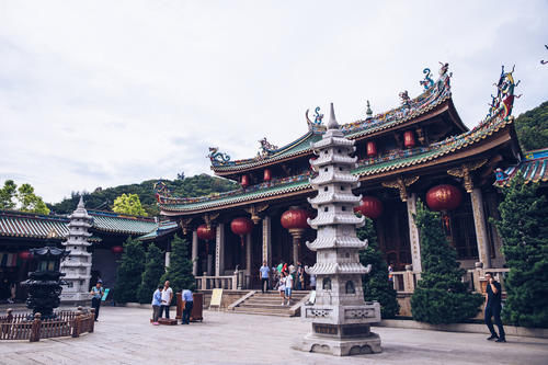 厦门南普陀寺，著名的闽南佛教胜地之一，门票免费且赠送一支香