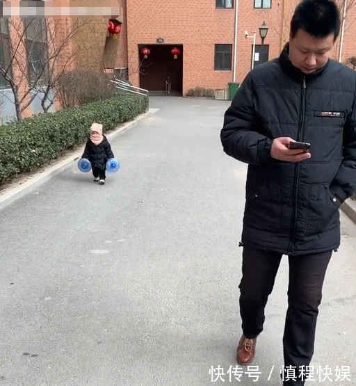 萌娃|“佛系奶爸”带娃出门走红,萌娃在后面拎着两个水桶操碎心