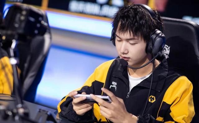 林教練最愛妖刀？跟狼隊首發(fā)玩五排，呂成林ID亮了