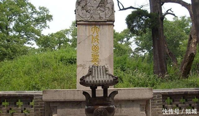 康熙拜孔子不愿下跪, 大臣遮住墓碑上一个字后, 他立即跪下!