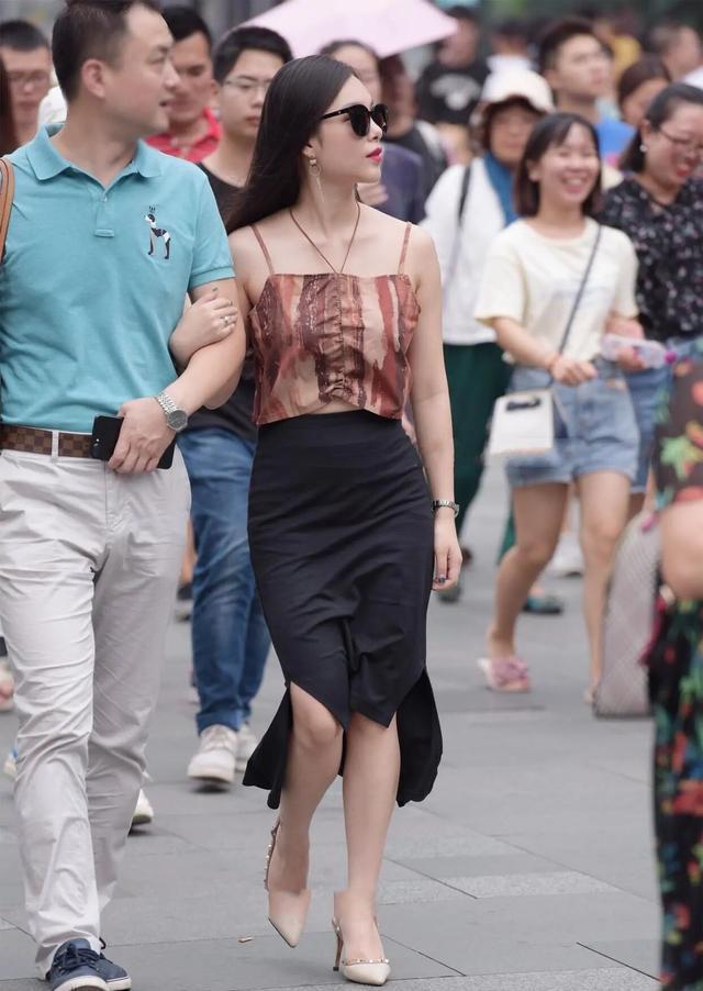 效果|今年很火的“上短下长”穿法, 应对“胯宽”身形, 时髦还洋气!