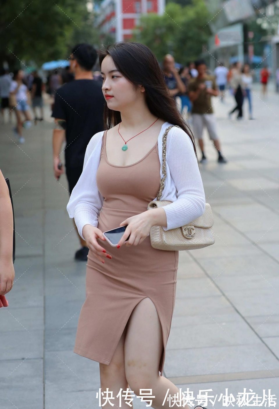 美女 大街上一眼就看到这位美女!很想请她回我家里吃饭,又害怕被拒绝