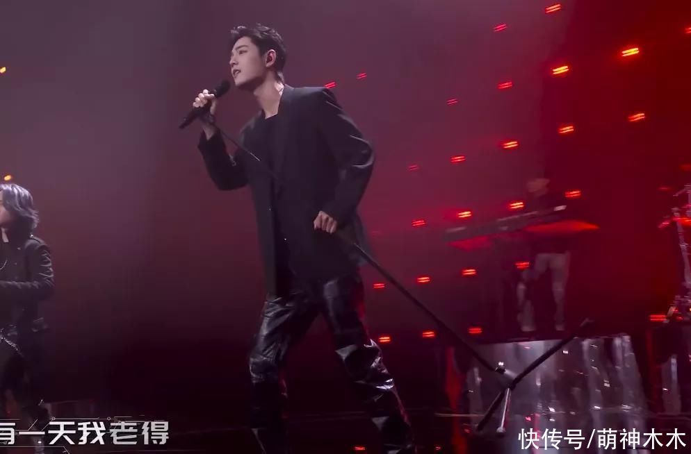 肖战连登三台春晚节目，跟黑豹乐队大玩摇滚炸街，五套造型换不停