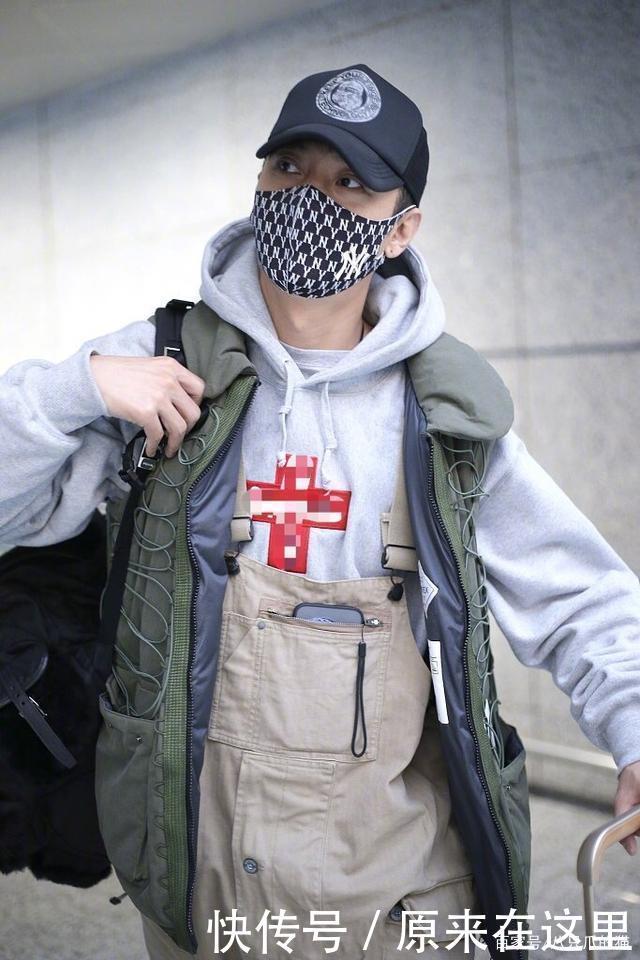 周潔瓊解鎖新時尚,穿背帶褲只背一邊肩帶,別說還挺個性