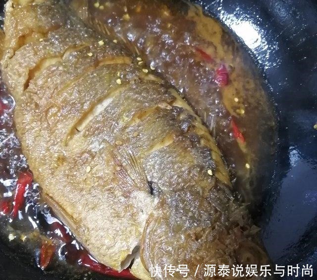 红烧大黄花鱼，鱼肉鲜嫩，汤汁浓郁