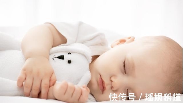 小家伙|宝宝睡醒后的3类行为,暗示大脑发育很优秀,将来是个学习的料