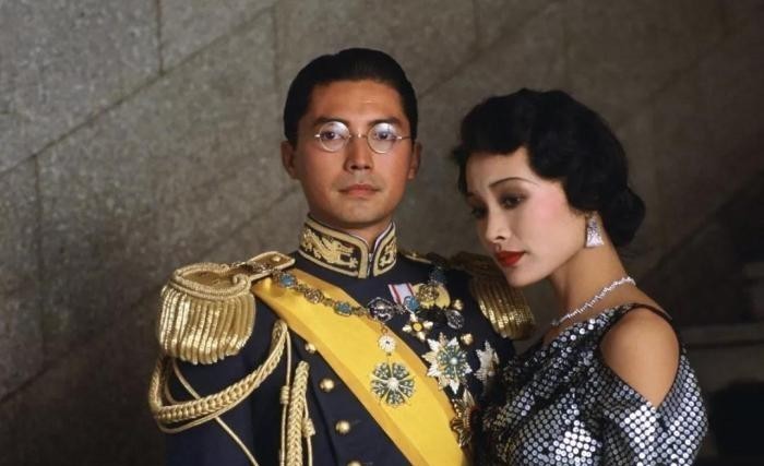 口红|溥仪半夜吃“河车丸”，发现贴身侍卫嘴角有口红，揭开一桩皇室丑闻