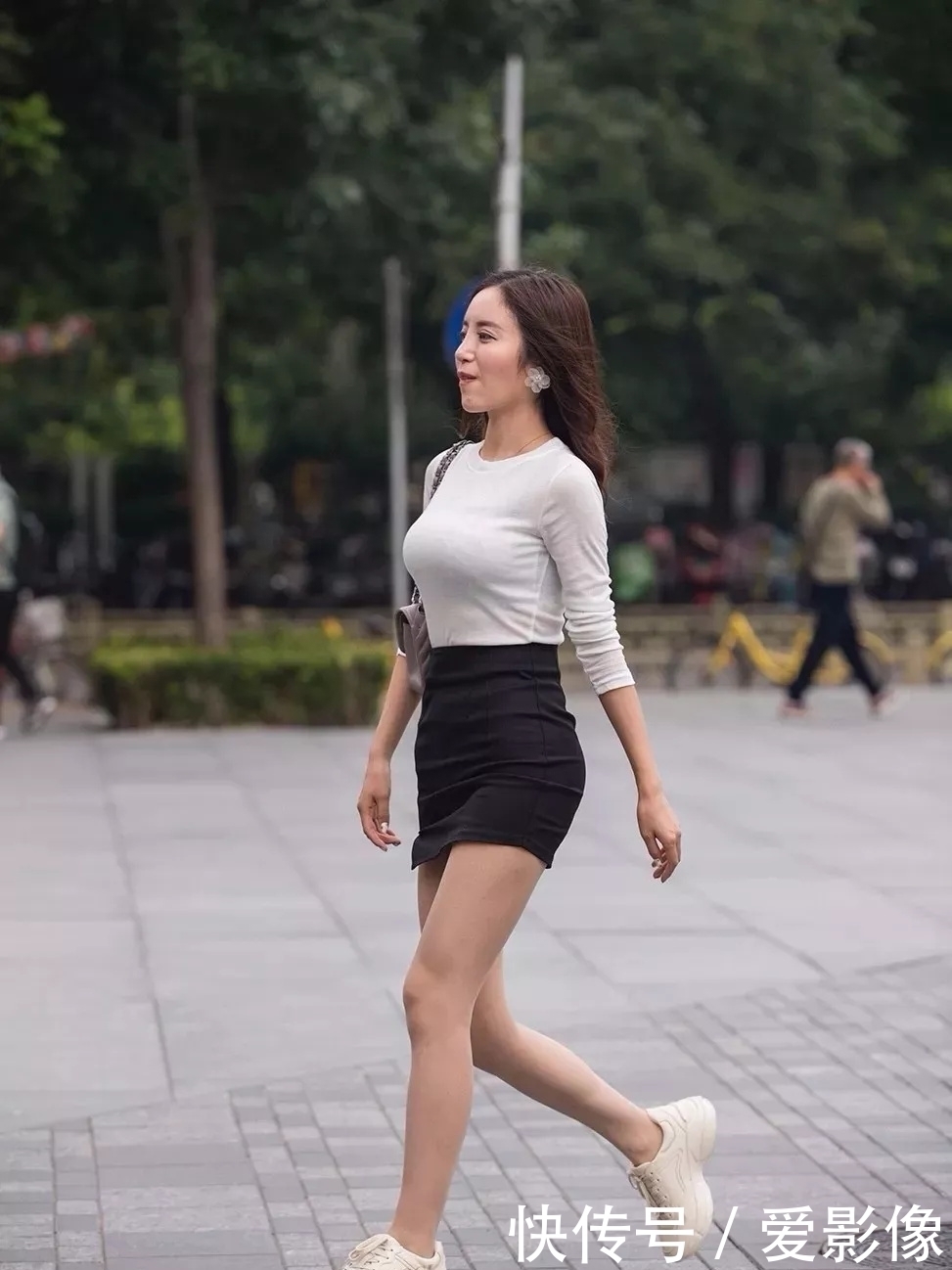 紧身T恤搭配超短裙,十分吸引人,傲人的身材性