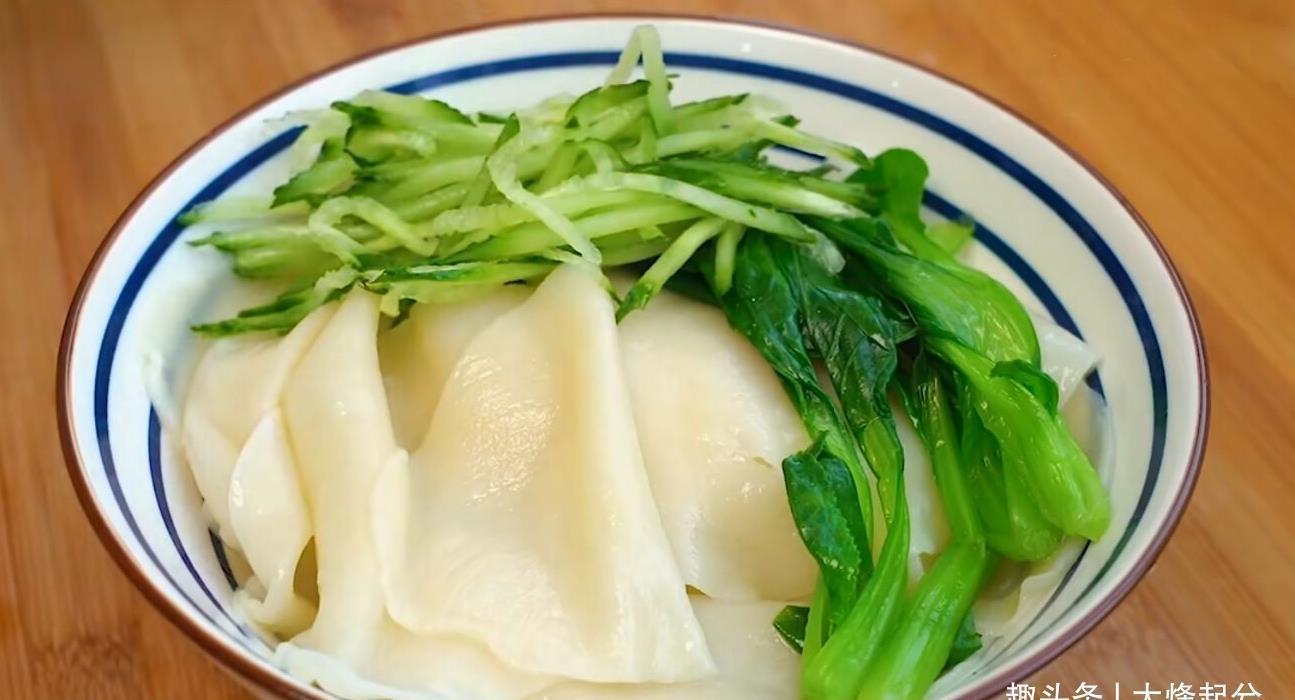 拉面|面条不需要手擀了,教你懒人做法,爽滑又筋道,比拉面还好吃