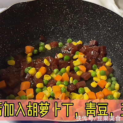 想要滋阴补血吗？这道五彩缤纷的腊肠炒饭少不了